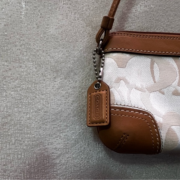 Coach Cream and Tan Wristlet, very good condition - Picture 3 of 8